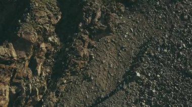 Dağ Vadisi üzerinde yürüyen turist grubu yukarıda görüntüleyin. Dağlar iz