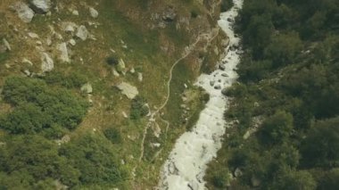 Havadan görünümü turistik dağ hızlı Nehri boyunca seyahat. Bir dağ tırmanma