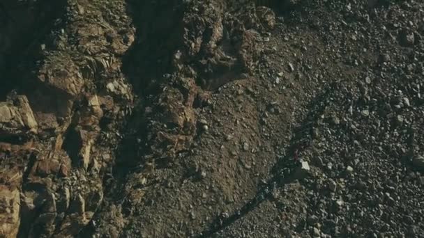 Vue du dessus du groupe touristique marchant sur la vallée de montagne. Sentier des montagnes — Video