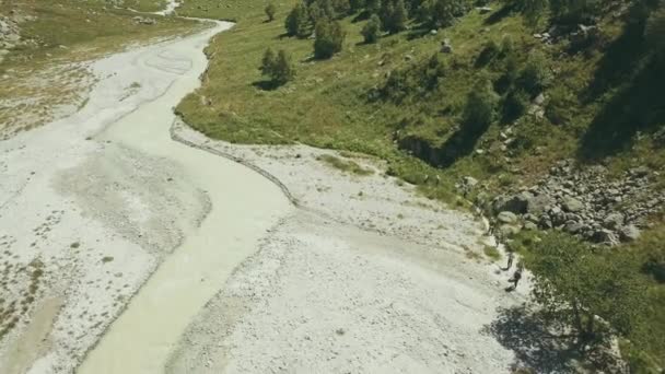 Bovenaanzicht wandelaar mensen reizen op achtergrond berg rivier. Wandelen van de berg — Stockvideo