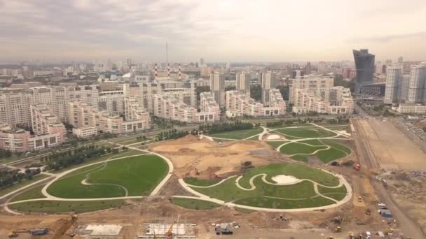 Het stadspark van de bouw in nieuwe wijk moderne stad. Gebouw van de stad — Stockvideo