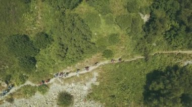 Dağ yolda yürüme yürüyüş grubu yukarıda görüntüleyin. Bir dağ tırmanma