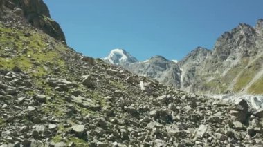 Hava üzerinden uçan uçak dağlar en yüksek kar çekim. Dağ taş