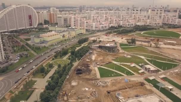 Letecké Střílečky z létající dron výstavby městského parku v nové čtvrti — Stock video