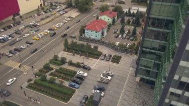 Kurumsal park araba önünde iş ofis bina. Cam cephe bina