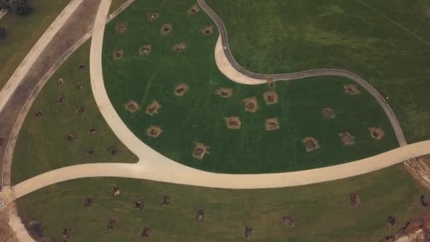 Bovenaanzicht park wandelen in nieuwe wijk moderne stad. Stadspark — Stockvideo