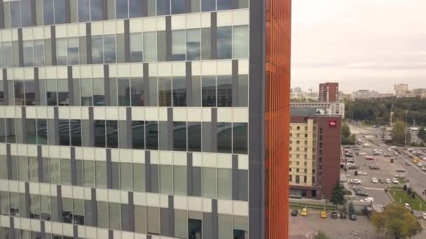 Отражение в стеклянных окнах бизнес-здания. Городское строительство и городской автомобиль — стоковое видео