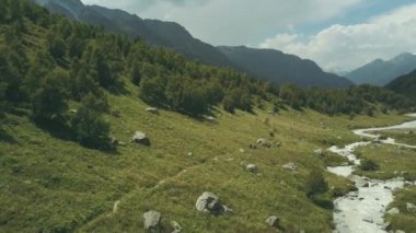 Üstten Görünüm turist dağda seyahat. Dağ nehir boyunca yürüyen turist