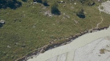 Drone görünüm hiking grubunda dağ nehir boyunca yürüyüş. Dağ gezisi