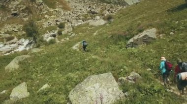 Dağ izi grup yürüyüş seyahat dron görünümü. Dağ hiking