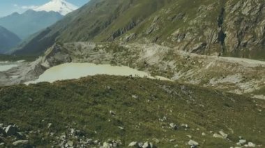 İnsanlar arka plan dağ göl ve dağ zirveleri hiking