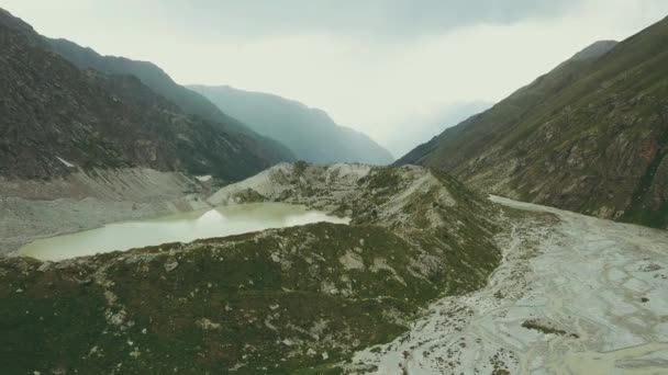 Letecké fotografování z létající DRONY krásného horského jezera a vrcholy — Stock video