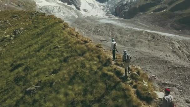 Grupa szlaków turystycznych podróży widok na góry krawędzi drone. Wspinaczki górskie — Wideo stockowe