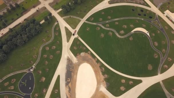 Vista aérea de la construcción de la gente del parque en la nueva ciudad. Sitio de construcción parque público — Vídeo de stock
