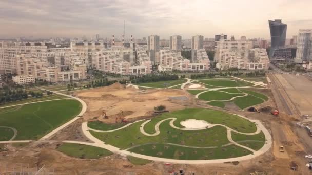Зона строительства городской парк в районе города. Строительный парк в городе — стоковое видео