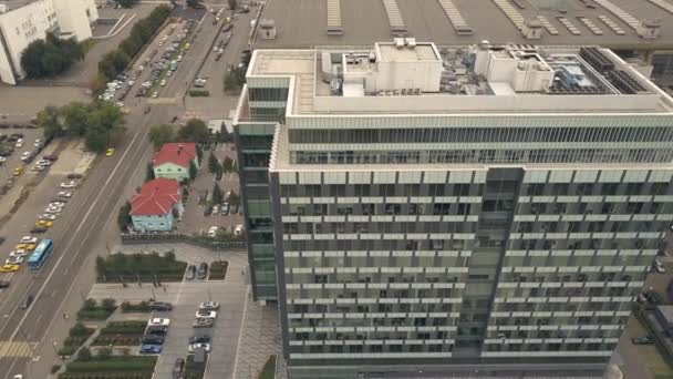 Edificio de oficinas corporativas en el centro. Edificio de negocios y aparcamiento — Vídeos de Stock