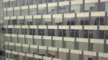 Cam bina ön görünüm. İş ofis binaları ve şehirde otopark