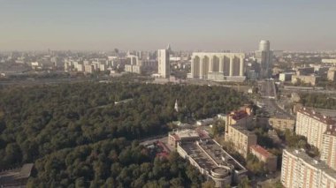 Hava dron Şehir Parkı ve konut uçan çekim