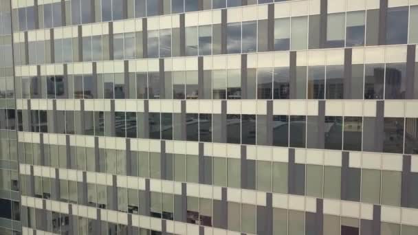 Vista frontal do edifício de vidro. Edifícios de escritórios de negócios e estacionamento na cidade — Vídeo de Stock