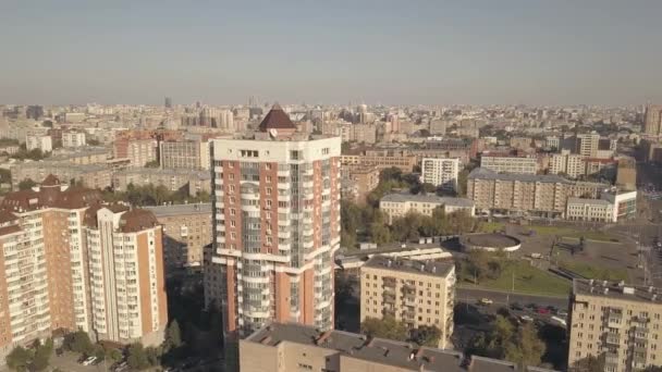 Vista panoramica edificio residenziale in città. Edificio della città e auto in movimento strada — Video Stock