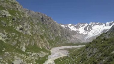 Güzel manzara dağlar tepeler kar. Nehir dağ Vadisi