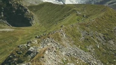 İnsanlar bir dağ seyahat hiking görünümü robot. Bir dağ tırmanma turist grubu