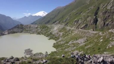Mutlu turist grubu arka plan göl ve dağ tepe üzerinde dağ kenarında
