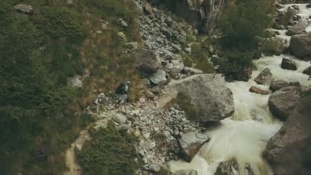 Berg toeristische wandelen op de berg stenen. Toeristische man beklimmen van een berg — Stockvideo