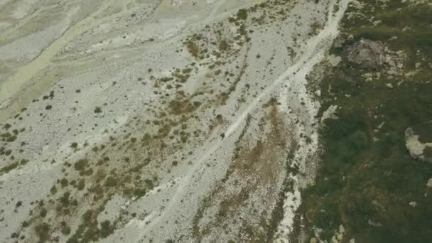 Vista de cima turista viajando em trilha de montanha. Caminhante escalando uma montanha — Vídeo de Stock