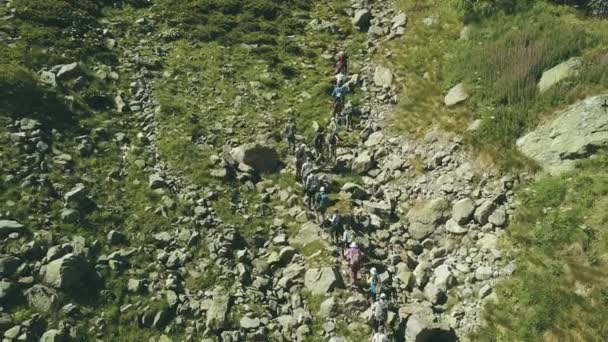 Vandring gruppen gå på steniga stigen i berg. Bestiger ett berg — Stockvideo