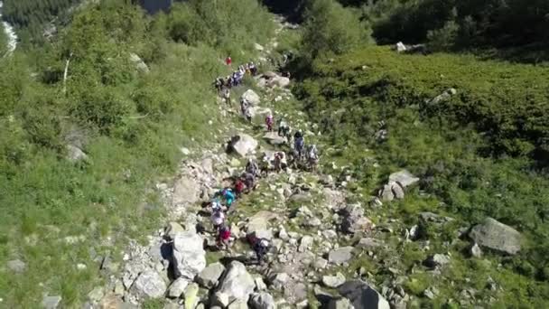 Ovanifrån vandring personer som reser på steniga stigen i berg. Mountain turism — Stockvideo