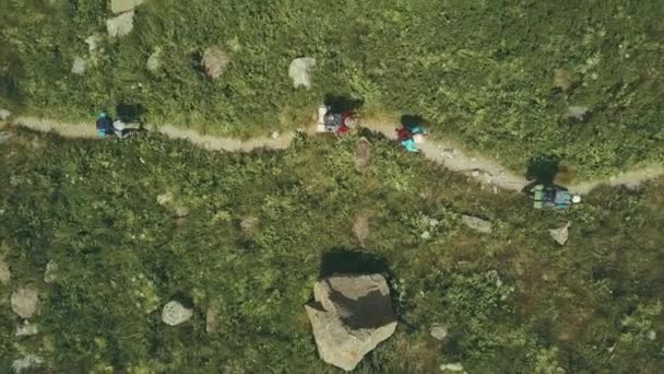 Воздушная стрельба из летающих дронов туристической группы прогулки по горной тропе — стоковое видео