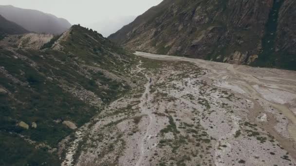 Drone Visa vandring människor gå på bakgrunden mountain river. Bestiger berg — Stockvideo