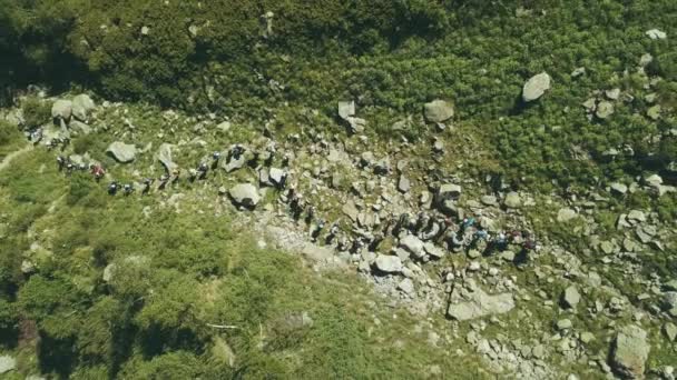 Drone vista caminhadas pessoas caminhando em trilha rochosa na montanha. Turismo de montanha — Vídeo de Stock
