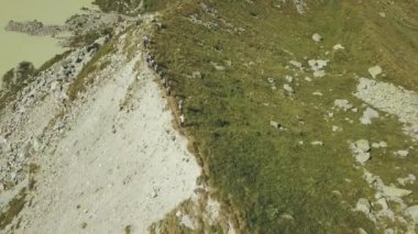 Gökyüzü görünümü hiking grup dağ kenarında yürüyüş. Lake görünümü ve dağ zirveleri
