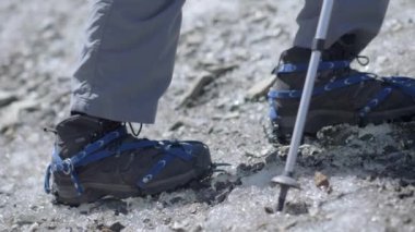 rampon kış çizme ve izleme tırmanışı ütüler için yapışır. Dağ hiking