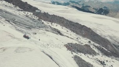 Hava dron kar temizleme aracı makine kış dağda çalışma uçan çekim