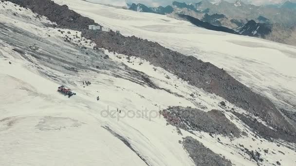 Tournage aérien de drone volant chasse-neige machine de travail en montagne d'hiver — Video