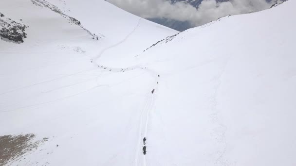 Turistgrupp klättring en snö bergstopp under vinterresa — Stockvideo