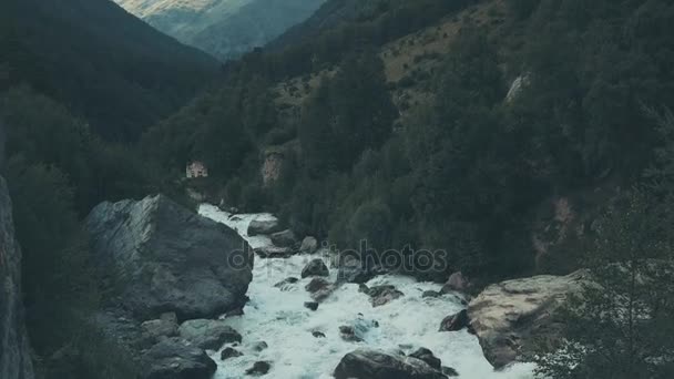 Drone vista rio rápido na montanha. Trilha de montanha e riacho rio rochoso — Vídeo de Stock