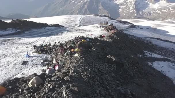 Luftaufnahme Zeltlager im Schnee Gipfel während der Reise und Wandern Berg — Stockvideo