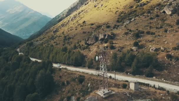 Αυτοκίνητο τζιπ κινείται κατά μήκος του δρόμου στο βουνό. Οδήγηση σε βουνό φόντο — Αρχείο Βίντεο