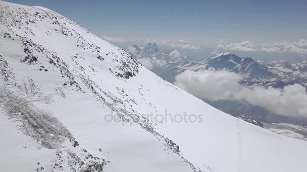 Gyönyörű kilátással havazik csúcs hegy. Felülnézet csodálatos táj téli mountain — Stock videók