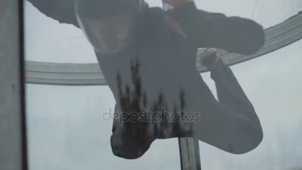 Hombre paracaidista volando en túnel de viento. Entrenamiento salto túnel de paracaidismo interior — Vídeos de Stock