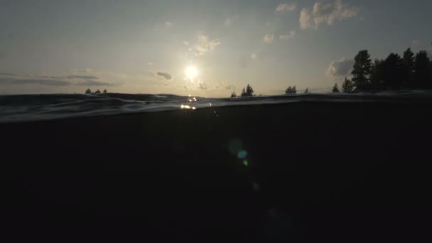 Vue sous-marine lumière du soleil sur la surface de l'eau. Contexte abstrait sous l'eau — Video