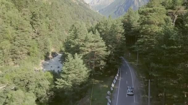 Kabinę poruszającą się wzdłuż autostrady wśród lasów i gór. Rodzina podróż samochód na wakacje — Wideo stockowe