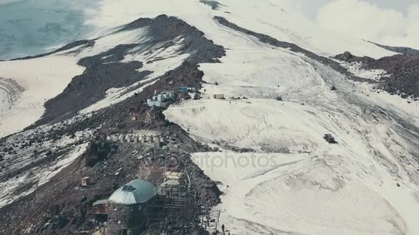 Estación meteorológica moderna en las montañas. Arado de nieve ratracworking en montaña — Vídeos de Stock