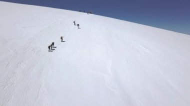 Kar dağ izinde yürüyen turist grubu yukarıda görüntüleyin. Kış dağlar