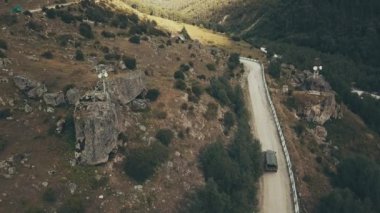 Sümer gün dolambaçlı yol dağ araba dron görünümü kamyon araba