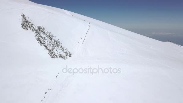Туризм в снежных горах с воздушным видом. Пешие прогулки зимой — стоковое видео
